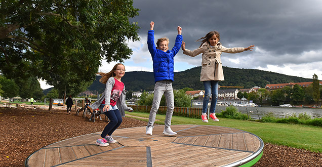 Kinder springen auf großer Drehscheibe auf dem Spielplatz Neckarwiese(Foto: Dorn)