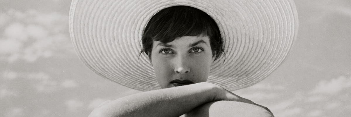 Ingrid Mirbach mit Strohhut, Sylt, 1949; Aufnahme von Regina Relang, M&uuml;nchner Stadtmuseum, Sammlung Fotografie, Archiv Regina Relang