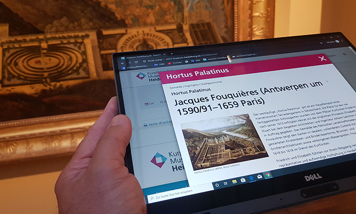 Frau mit Tablet (Foto: KMH)