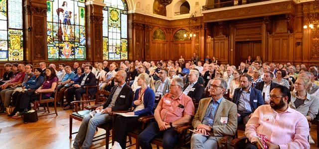 Blick in den vollbesetzten Rathaussaal