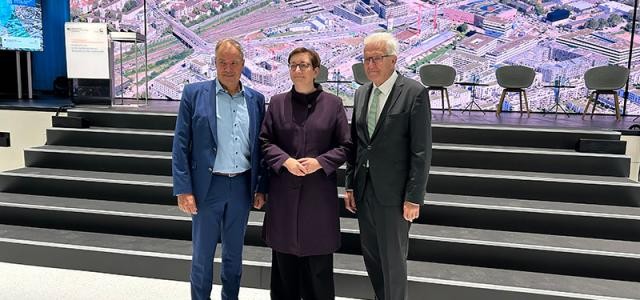 Gruppenfoto, im Hintergrund eine Leinwand mit Stadtlandschaft
