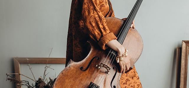 Frau mit Cello