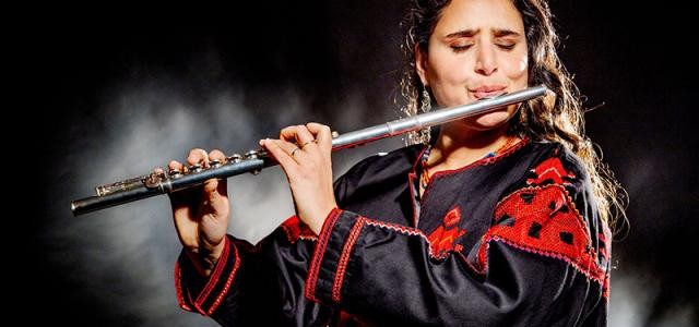 Frau mit Querflöte in traditionellem Gewand