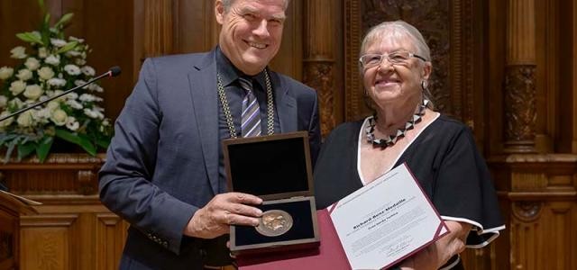 OB und Gerda Tschira mit Urkunde und Medaille in einem Etui