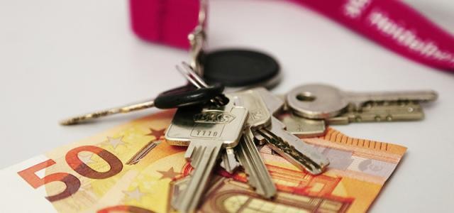 Schlüsselbund mit zwei 50-Euro-Scheinen