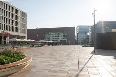 Über den neuen Europaplatz, der am 13. September eröffnet wurde, führt der Weg ins seit April geöffnete Heidelberg Congress Center. (Foto: Christian Buck) Ein modernes Gebäude steht am Rand eines Platzes mit Grünflächen.