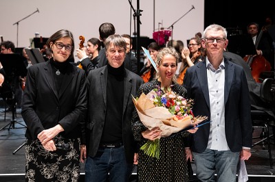 (v.l.) Martina Pfister, Holger Schultze, Sarah Nemtsov und Frank Kämpfer (Foto: Susanne Reichardt) Eine Frau mit Blumenstrauß steht zwischen drei weiteren festlich gekleideten Personen.