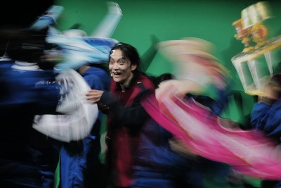 „Die wahre Geschichte des Ah Q“ ist die Forführung des chinesischen Romanklassikers. Titelheld Ah Q begibt sich erneut auf eine Überlebensmission. (Foto: TASU) Darsteller steht inmitten von flatternden Tüchern