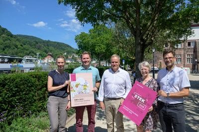Stellten bei einem Pressetermin am 30. Juni gemeinsam die Planwerke vor (von links): Julia Bier und Christian Plöhn (Stadtplanungsamt),OB Würzner, Dr. Gabriela Bloem und Peter Hoffmann (Amt für Stadtentwicklung und Statistik). (Foto: Philipp Rothe) Gruppenfoto auf dem Krahnenplatz