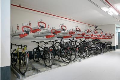 1.600 Stellplätze für Fahrräder, davon 1.100 öffentlich, stehen am Europaplatz direkt am Heidelberger Hauptbahnhof zur Verfügung. (Foto: Philipp Rothe) Raum mit Fahrradhaltern