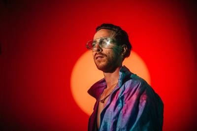 Songwriter BÄR (Mitte) tritt mit Popmusik auf. (Foto: Niko Neidhardt) Porträtfoto im Rampenlicht