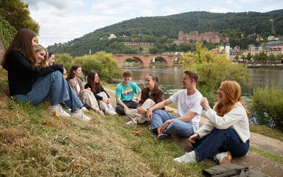 Die Interessen von Jugendlichen zu vertreten, ist die Kernaufgabe des Jugendgemeinderats. (Foto: Stadt Heidelberg) Gruppe von Jugendlichen sitzt am Neckar