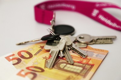 Mietmonitoring: 1.000 mal Verdacht auf überhöhte Miete (Foto: Stadt Heidelberg) Schlüsselbund mit Geldscheinen