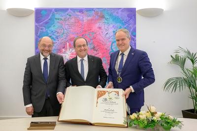 Martin Schulz und François Hollande zu Gast im Rathaus (Foto: Philipp Rothe) Gruppenfoto mit goldenem Buch