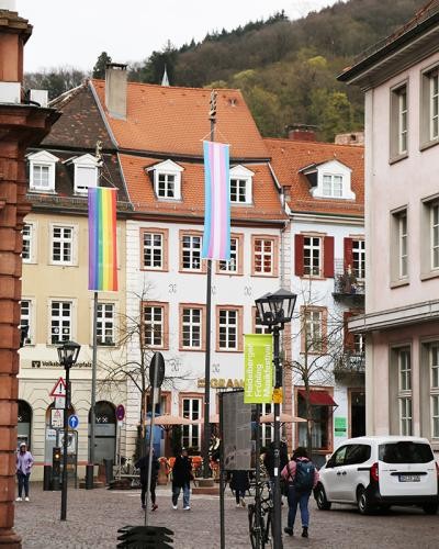 Am Rathaus weht zu bestimmten Anlässen auch die Flagge der trans* Community. (Foto: Stadt Heidelberg) Fahnenmaste am Kornmarkt