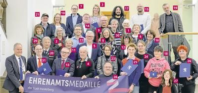 Oberbürgermeister Eckart Würzner (vorne links) ehrte im Rathaus Menschen für ihr außerordentliches Engagement. (Foto: Philipp Rothe) Gruppenfoto