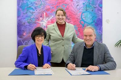 Bürgermeisterin Stefanie Jansen, Gleichstellungsbeauftragte Sandra Arendarczyk und OB Würzner bei der Unterzeichnung der aktualisierten Charta. (Foto: Philipp Rothe) Jansen, Arendarczyk und OB lächeln bei der Unterzeichnung in die Kamera