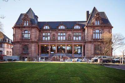 Das Konzerthaus Stadthalle wird rund um den 1. Februar 2026 eröffnet. (Foto: Nicolaus Niebylski) Blick auf Stadthalle vom Montpellierplatz. Neuer Rasen wurde verlegt, letzte Arbeiten finden vor der Treppe statt