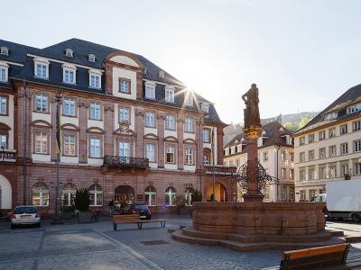 Silberstreif am Haushalts-Horizont: Mit dem Maßnahmenpaket kommt die Stadt Forderungen des Regierungspräsidiums Karlsruhe nach, ihren Haushalt nachhaltig zu konsolidieren. (Foto: Nicolaus Niebylski) Marktplatz und Rathaus bei Sonnenschein