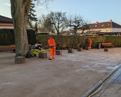 Azubis werteten Kastanienplatz auf (Foto: Stadt Heidelberg) Azubis in Arbeitskleidung bei der Arbeit