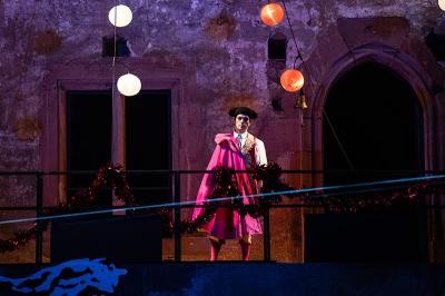 Theater feiert 100 Jahre Schlossfestspiele (Foto: Susanne Reichardt) Mann in historischem Kostum vor Schlosskulisse