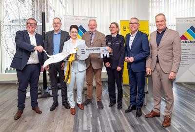 Heidelbergs Oberbürgermeister Eckart Würzner (rechts) bei der Schlüsselübergabe von Justizministerin Marion Gentges (3. von links) an Vetreterinnen und Vertreter von Stadt, Kreis, Staatsanwaltschaft und Polizei. (Foto: Dorothea Burkhardt) Gruppenfoto