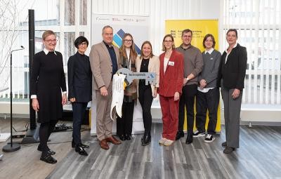 Myriam Lasso, Leiterin des Kinder- und Jungendamts, Bürgermeisterin Stefanie Jansen und OB Würzner (von links) mit den städtischen Mitarbeitenden im Haus des Jugendrechts (Foto: Dorothea Burkhardt) Gruppenfoto