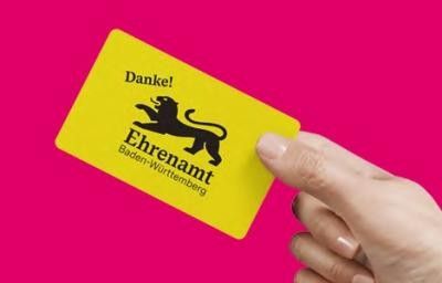 Auftaktveranstaltung für Ehrenamtskarte. (Foto: Stadt Heidelberg) Hand hält Ehrenamtskarte.