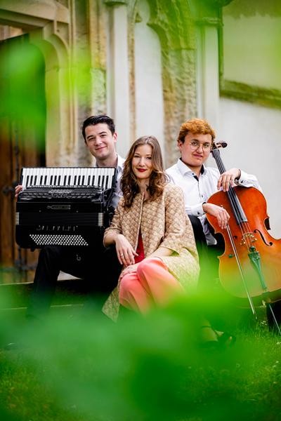 Das Gingko Trio lässt Lieder von Barock-Arien über Kunstlied bis hin zu Tango, Tonfilmoperetten und Chansons erklingen. (Foto: Jacob Schröter) Gruppenfoto mit Akkordeon und Cello