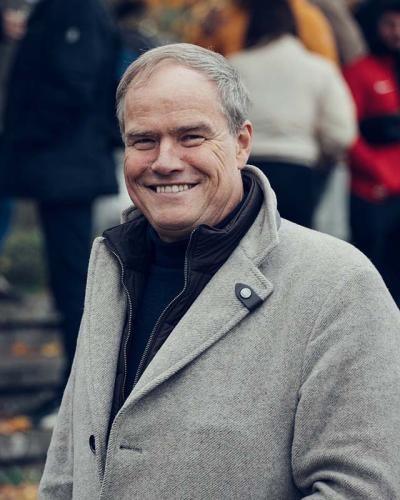 Oberbürgermeister Eckart Würzner kommt an den Altstadtbahnhof. (Foto: Stadt Heidelberg) Porträtfoto