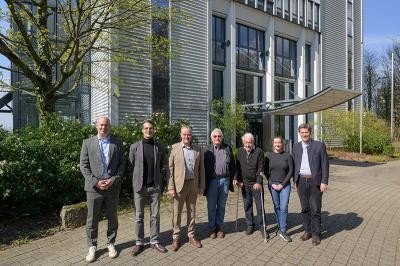 Vertreter von Projektentwickler nereo und Fraunhofer Institut erklärten OB Würzner, EBM Odszuck und Mitgliedern von Stadtteilverein und Stadtteilmanagement die Pläne für das Forum 7. (Foto: Philipp Rothe) Gruppenfoto vor Hauseingang