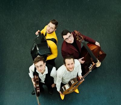 Das Ensemble Borsch4Breakfast in der Besetzung Geige, Gitarre, Kontrabass und Akkordeon verbindet deutsche Volkslieder mit osteuropäischer Folklore. (Foto: Michael Wegler) Gruppenfoto mit Instrumenten