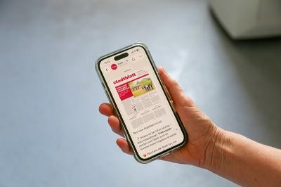 Mit dem Stadtblatt immer auf dem Laufenden: Nach den Sommerferien gibt es das Stadtblatt an rund 30 Auslagestellen zum Mitnehmen oder über die digitalen Kanäle der Stadt. (Fotos: Stadt Heidelberg) Stadtblatt-Beitrag auf WhatsApp-Kanal