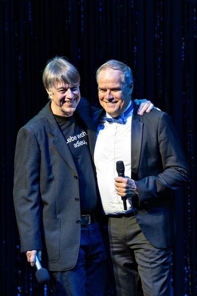 Holger Schultze (links) mit OB Würzner bei der Abschiedsgala (Foto: Susanne Reichardt) Schultze und Würzner halten sich im Arm