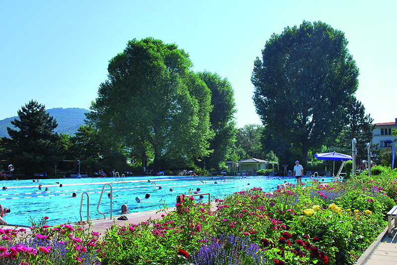 Blick auf Freibadbecken