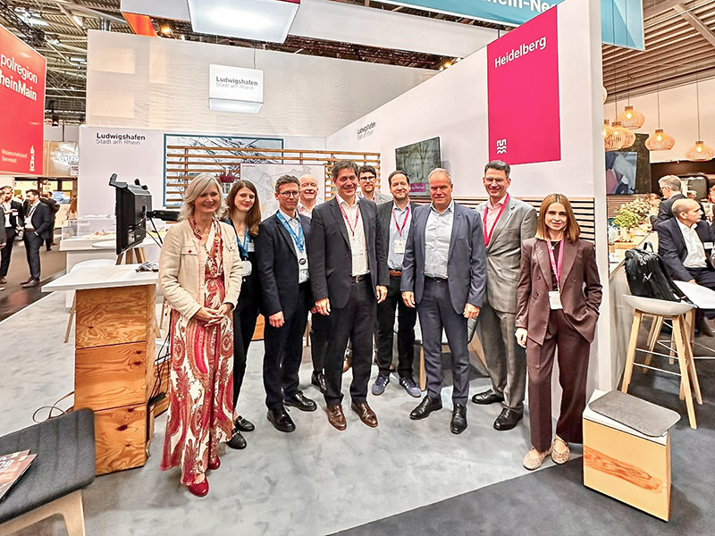 Gruppenfoto an Messestand