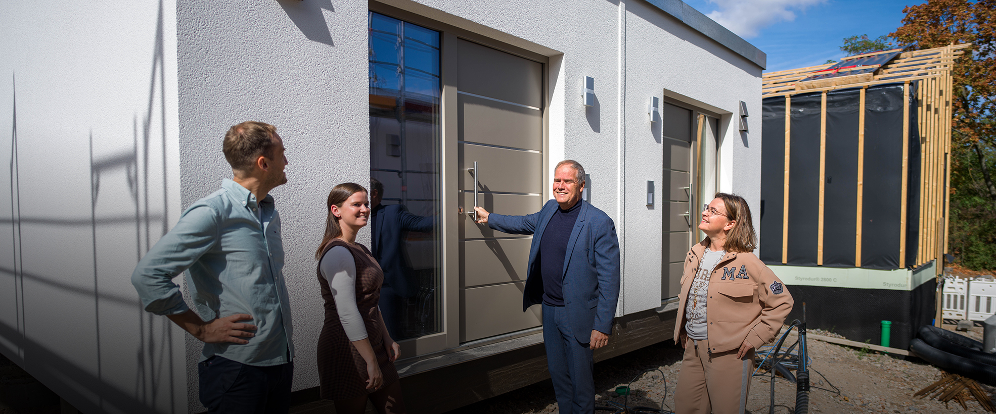 Container-förmiges Tiny House mit zwei Eingängen. OB Würzner greift nach Türklinke
