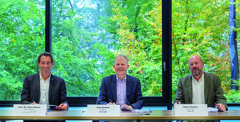 Bei der Vertragsunterzeichnung (v.l.): Prof. Dr. Klaus Blaum, Direktor am MPIK, Falk Günther, Geschäftsführer der Stadtwerke Heidelberg Netze, und Matti Tiirakari, Chief Operating Officer beim EMBL (Foto: Stadtwerke Heidelberg) Drei Männer sitzen an einem Tisch