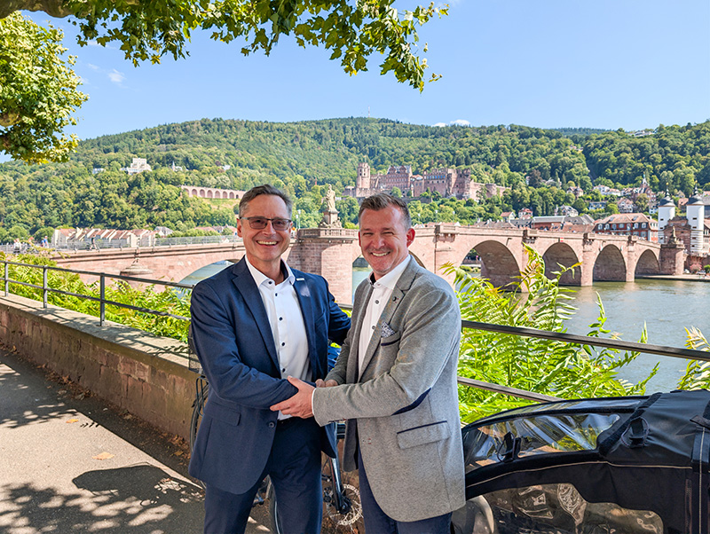 Eisenhauer und Schmidt-Lamontain schütteln Hände vor der Alten Brücke
