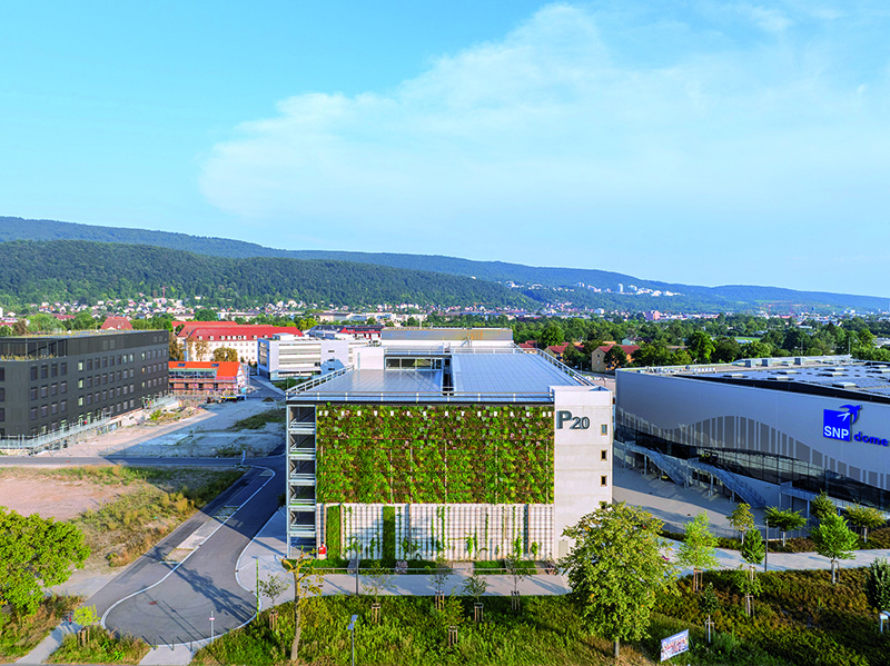 Parkhaus mit begrünter Fassade neben dem SNP Dome