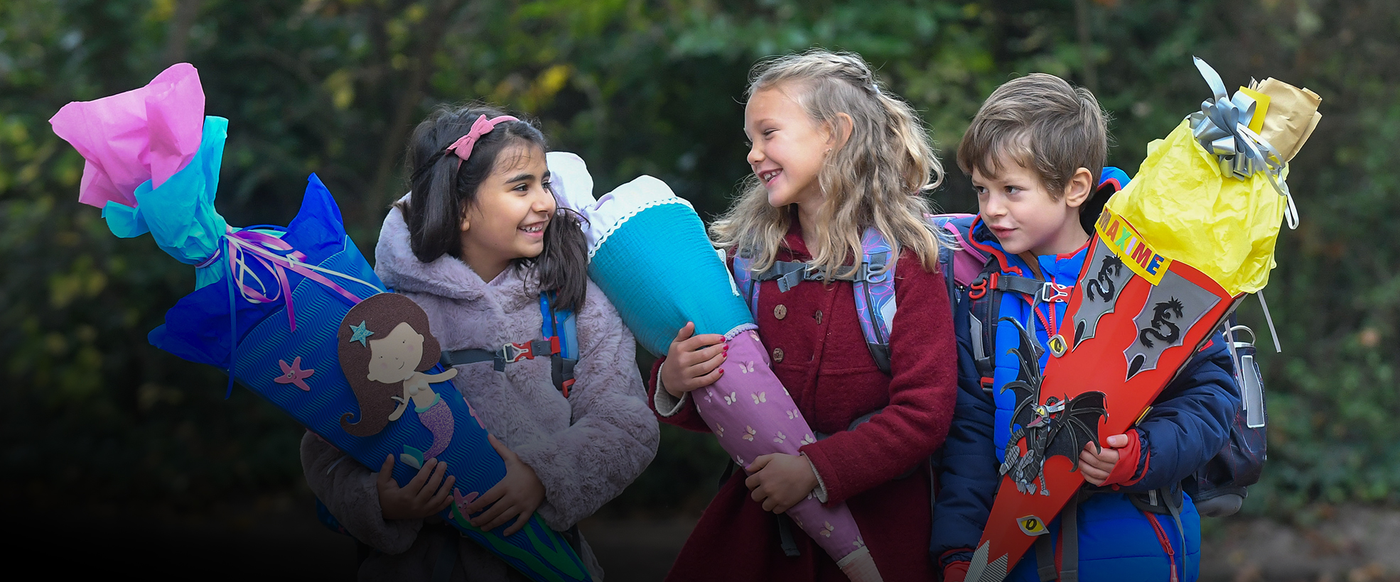 Drei Kinder mit Schultüten