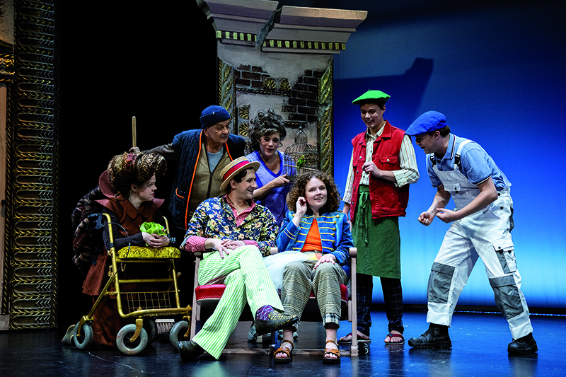 Das beliebte Weihnachtsmärchen im Theater und Orchester Heidelberg zeigt dieses Jahr „Momo“ für Kinder ab 6 Jahren. (Foto: Stadtwerke Heidelberg / Susanne Reichardt) Gruppe von Darstellenden auf der Bühne