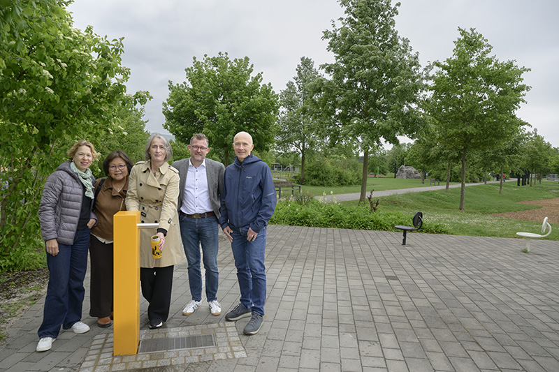 Gruppenfoto mit Trinkbrunnen, einer Säule mit Wasserhahn