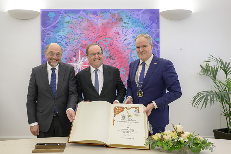 Martin Schulz und François Hollande zu Gast im Rathaus (Foto: Philipp Rothe) Gruppenfoto mit goldenem Buch