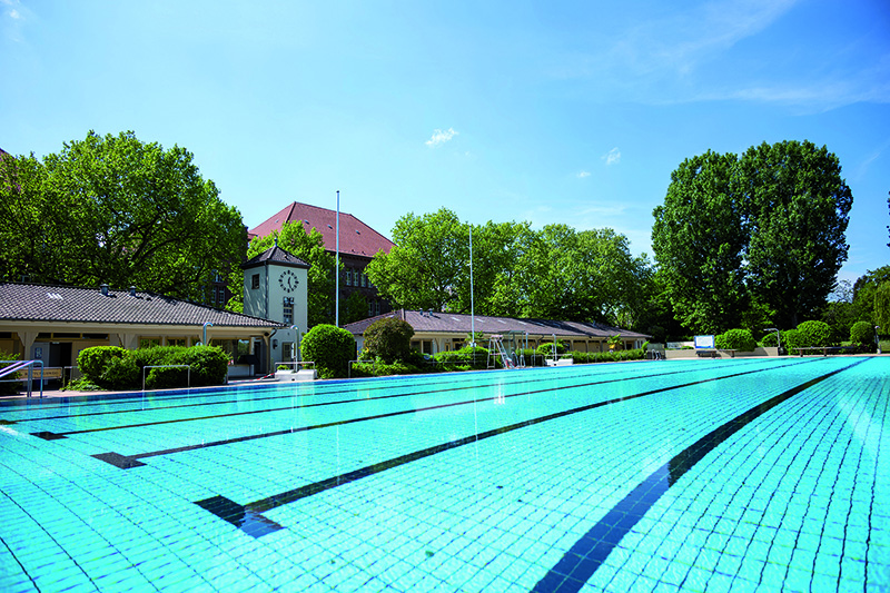 Blick auf leeres Freibadbecken bei Sonne