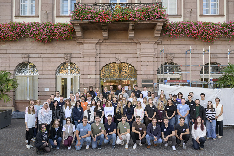 Gruppenfoto vor dem Rathaus
