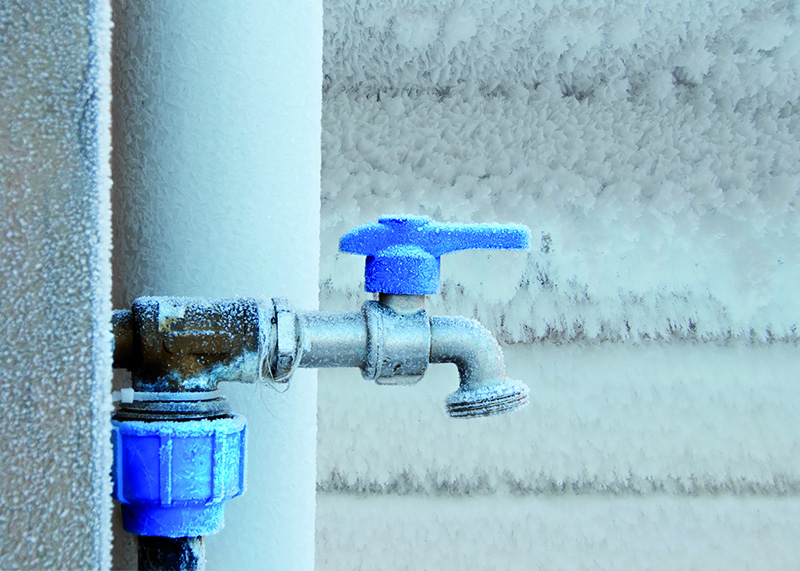 Wasserhahn mit Raureif bedeckt