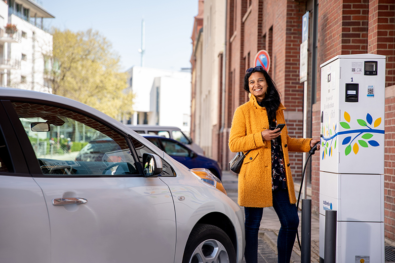 Die Stadtwerke Heidelberg und die Stadt Heidelberg sind in Sachen E-Mobilität gut unterwegs. Frau tankt an Ladestation