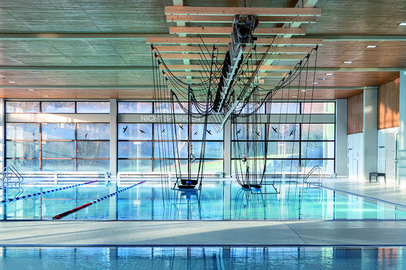 Ein Parcours hängt an Seilen über dem Wasser