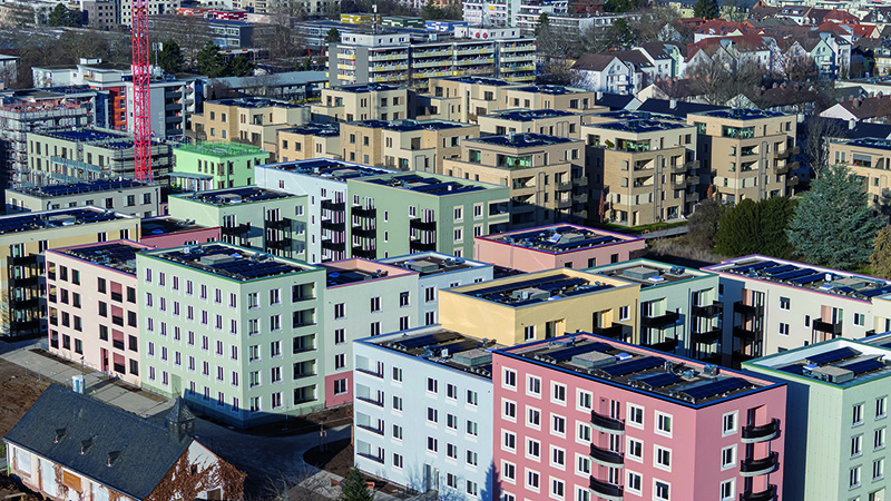 Luftaufnahme von Wohnblöcken mit PV-Anlagen auf dem Dach